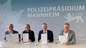 Die vier Kooperationspartner halten den unterzeichneten Vertrag in den Händen