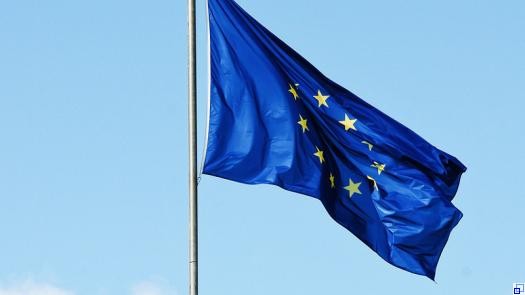 EU-Fahne weht vor blauem Himmel
