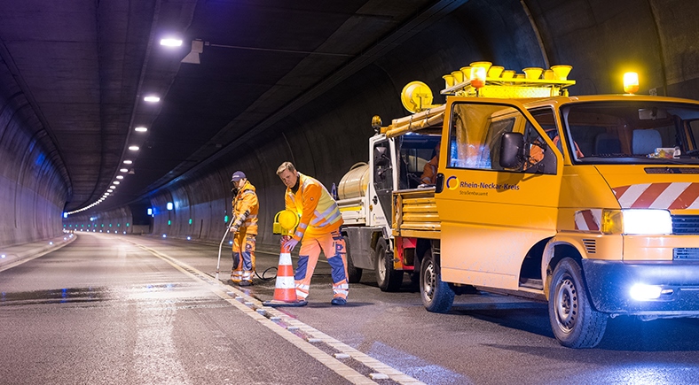 Einsatzfahrzeug der Straßenmeisterei in einem Tunnel