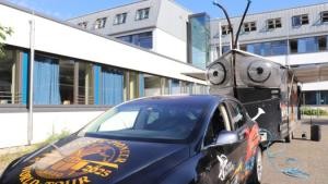 SolarButterfly, das größte solarbetriebene Fahrzeug der Welt, auf dem Schulhof der Otto-Graf-Realschule Leimen
