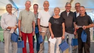 Gruppenfoto mit Landrat Dallinger und sieben geehrten Sportlerinnen und Sportlern
