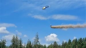 Helikopter schüttet Kalk über dem Wald aus