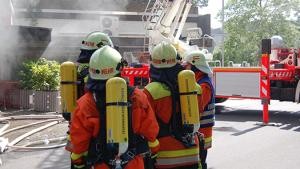 Feuerwehrleute im Atemschutzausrüstung im Einsatz