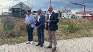 Regierungspräsidentin, Landrat und Bürgermeister vor Ort im Neubaugebiet