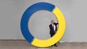 Landrat Dallinger präsentiert das 2,80 Meter große Kreis-Logo