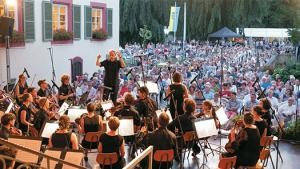 Junge Philharmonie vor zahlreichem Publikum im Schlosspark