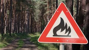 Schild "Waldbrandgefahr" an einem Waldweg
