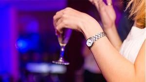 Frau hält ein Glas Sekt in der Hand