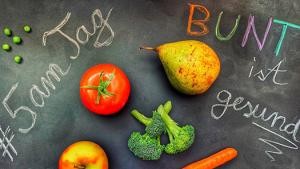 Obst und Gemüse auf einer Tafel