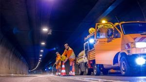 Mitarbeiter der Straßenmeisterei beim Einsatz im Tunnel