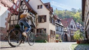 Radfahrer in der Altstadt von Ladenburg
