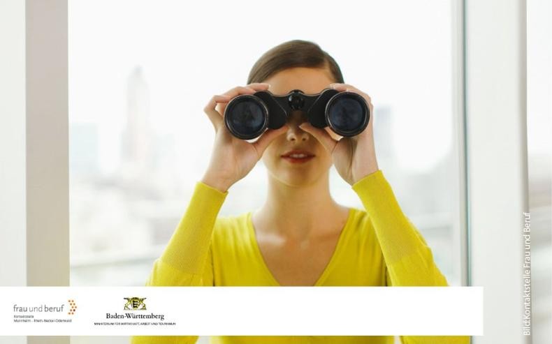 Eine Frau hält ein Fernglas vor die Augen.