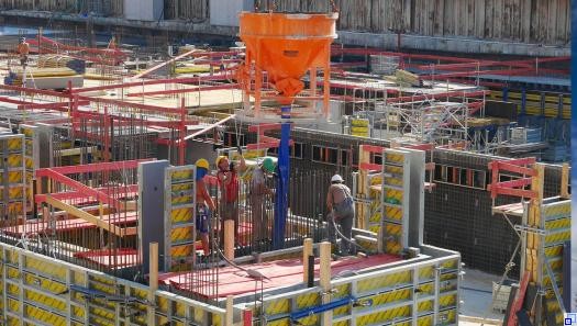 Aufnahme einer Baustelle während der Bauarbeiten; Arbeiter tragen Schutzhelme.