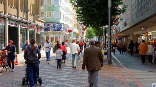 Ansicht einer Fußgängerzone mit zahlreichen Passantinnen und Passanten