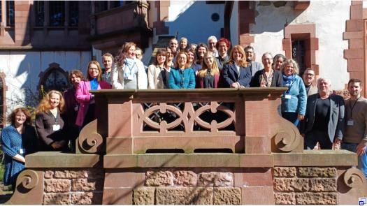 Gruppenfoto lächelnder Menschen