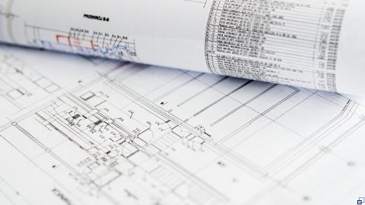 Architektenpläne, Grundriss und andere Daten auf weißen Papierbögen.