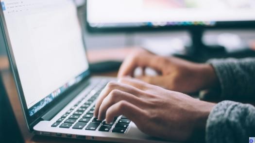 Laptop-Bildschirm, der die Start- bzw. Erklärseite von ChatGPT anzeigt.