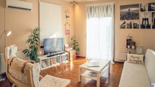 Ansicht einer einfach eingerichteten Wohnung mit hochwertigem Parkettboden