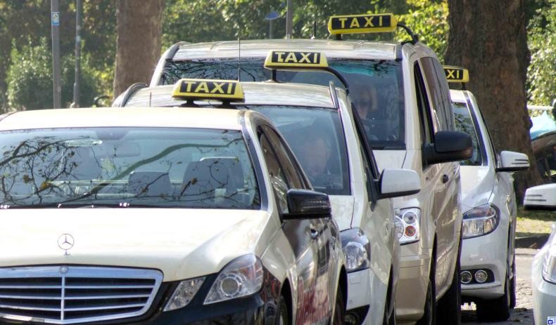 Mehrere Taxi-Fahrzeuge hintereinander