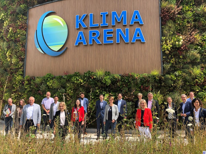 Das Bild zeigt die anwesenden Kompetenzgruppen-TeilnehmerInnen vor der Klima-Arena