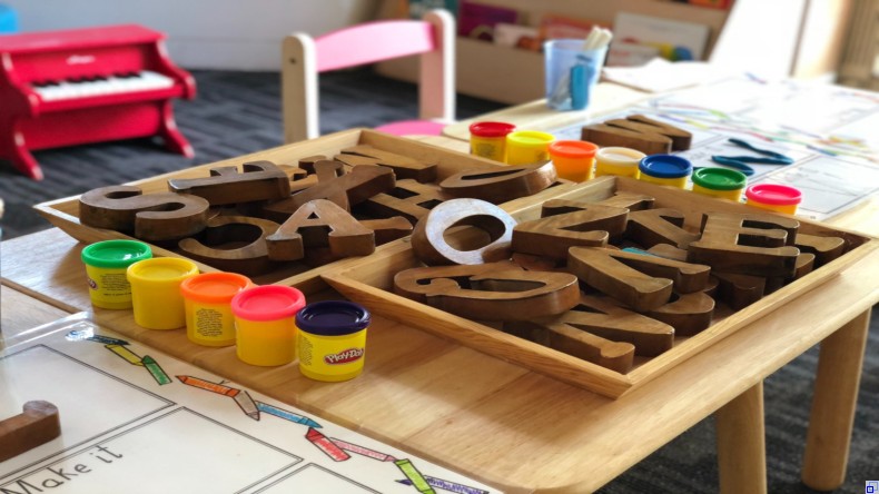 Basteltisch im Kindergarten mit Stempeln und bunten Farben