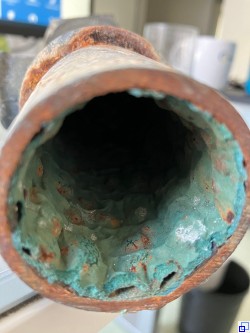 Blick in eine Trinkwasserleitung mit einer gealterten Beschichtung. 