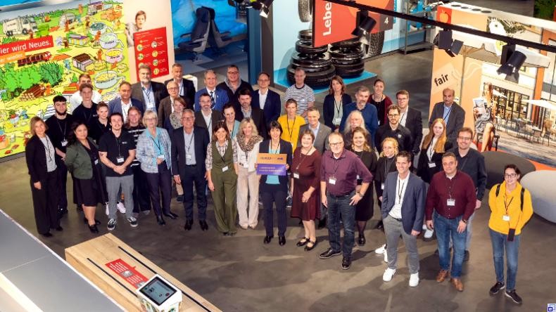 Bild: Rhein-Neckar-Kreis Eine Gruppe Menschen steht in der KLIMA Arena in Sinsheim