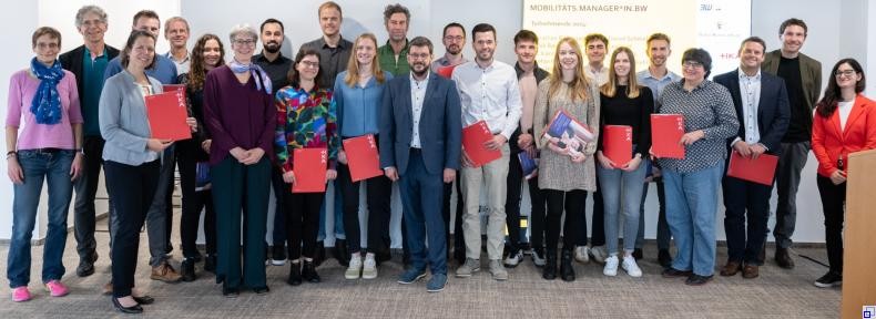 Gruppenfoto bei der feierlichen Zertifikatsübergabe