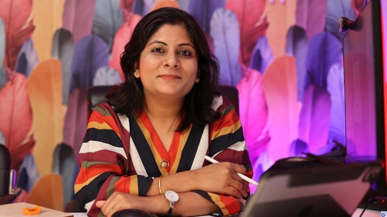 Bild: F1Digitals / Pixabay Frau sitzt vor Laptop und blickt selbstbewusst in die Kamera.