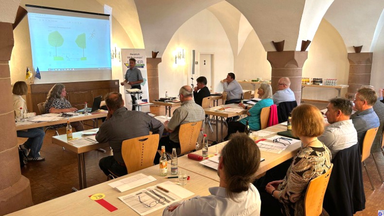 Bild: LEADER NOA Mehrere Menschen sitzen in einem Gewölbe an Tischen, die in drei Reihen aufgestellt sind, und blicken nach vorne, wo eine Präsentation abgehalten iwr.