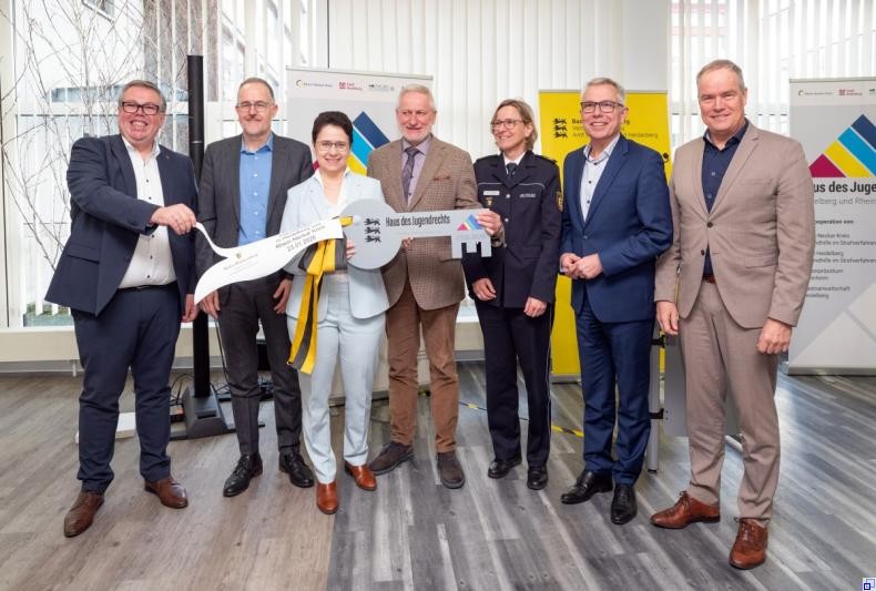 offizielles Bild von der symbolischen Schlüsselübergabe im Gebäude