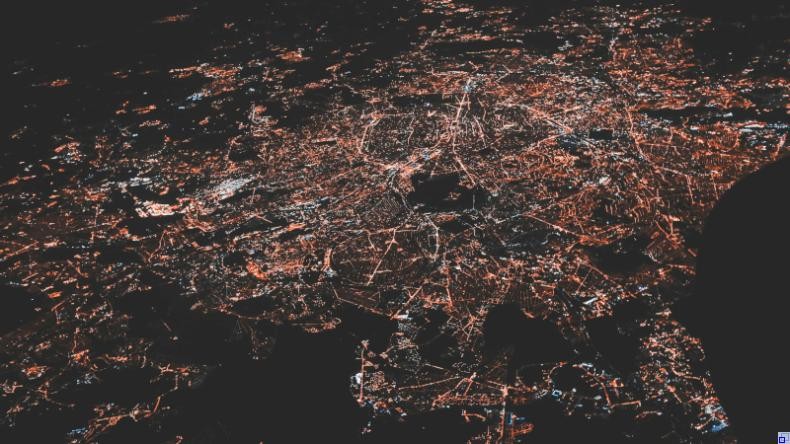 Bild: Nastya Dulhiier / Unsplash Ansicht von oben auf eine nächtlich beleuchtete Stadt