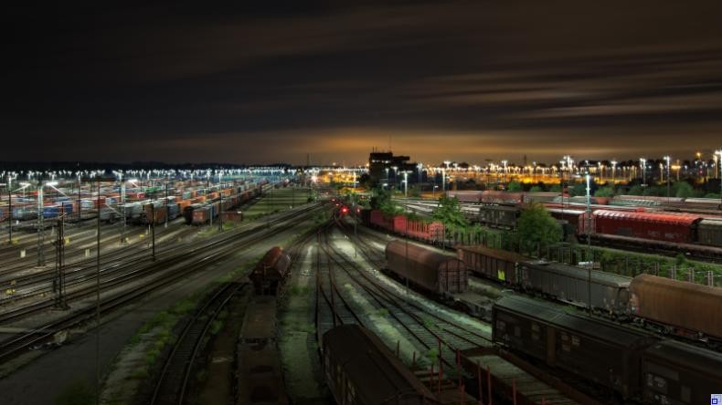 Bild: Pixabay / Fotolehrling Rangierbahnhof bei Nacht
