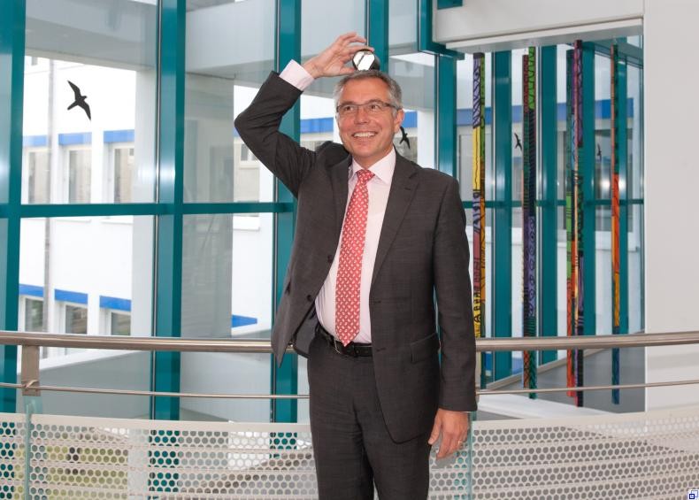 Landrat Stefan Dallinger balanciert scherzhaft einen Gegenstand auf seinem Kopf Landrat Stefan Dallinger balanciert scherzhaft einen Gegenstand auf seinem Kopf