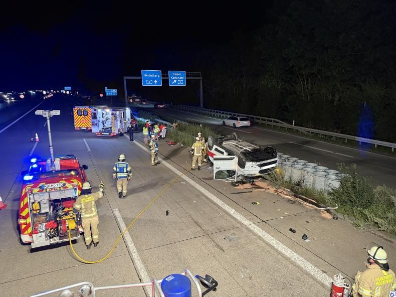 Bild eines Autounfalls auf der Autobahn mit Feuerwehreinsatzkräften