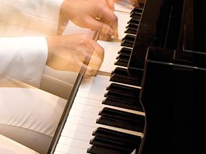 Bild von jemandem, der Klavier spielt