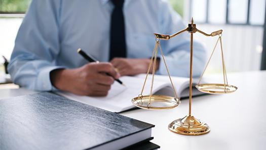 Mann füllt Dokumente aus