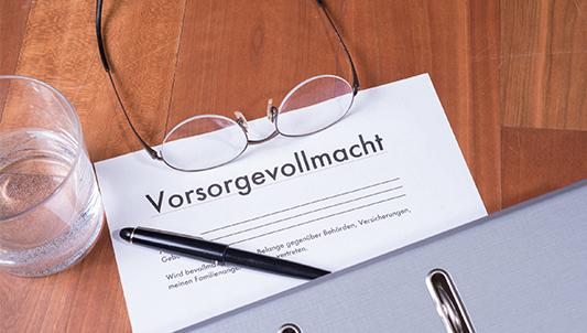 Vorsorgevollmacht auf einem Tisch