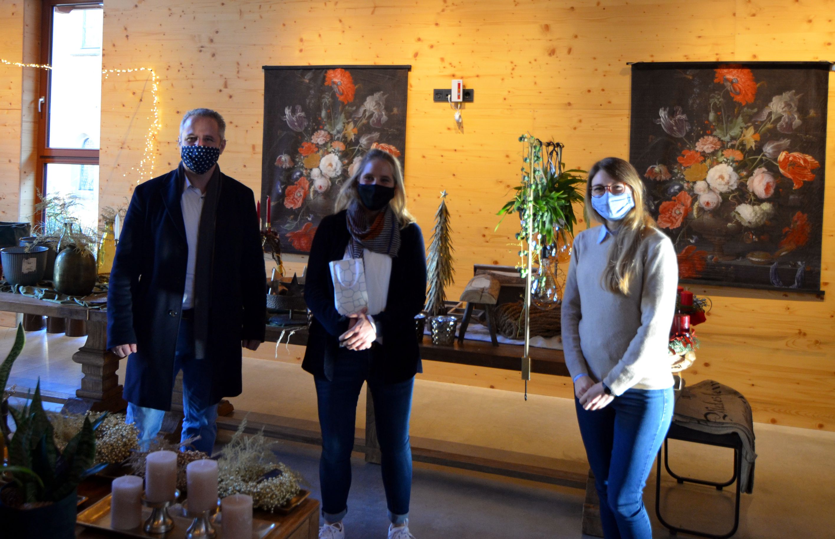 von links nach rechts: Bürgermeister Maik Brandt, Meckse-Inhaberin Christina Müller und LEADER-Geschäftsstellenleiterin Dorothee Wagner verfolgten die Bekanntgabe der Ergebnisse in der Marktscheune.