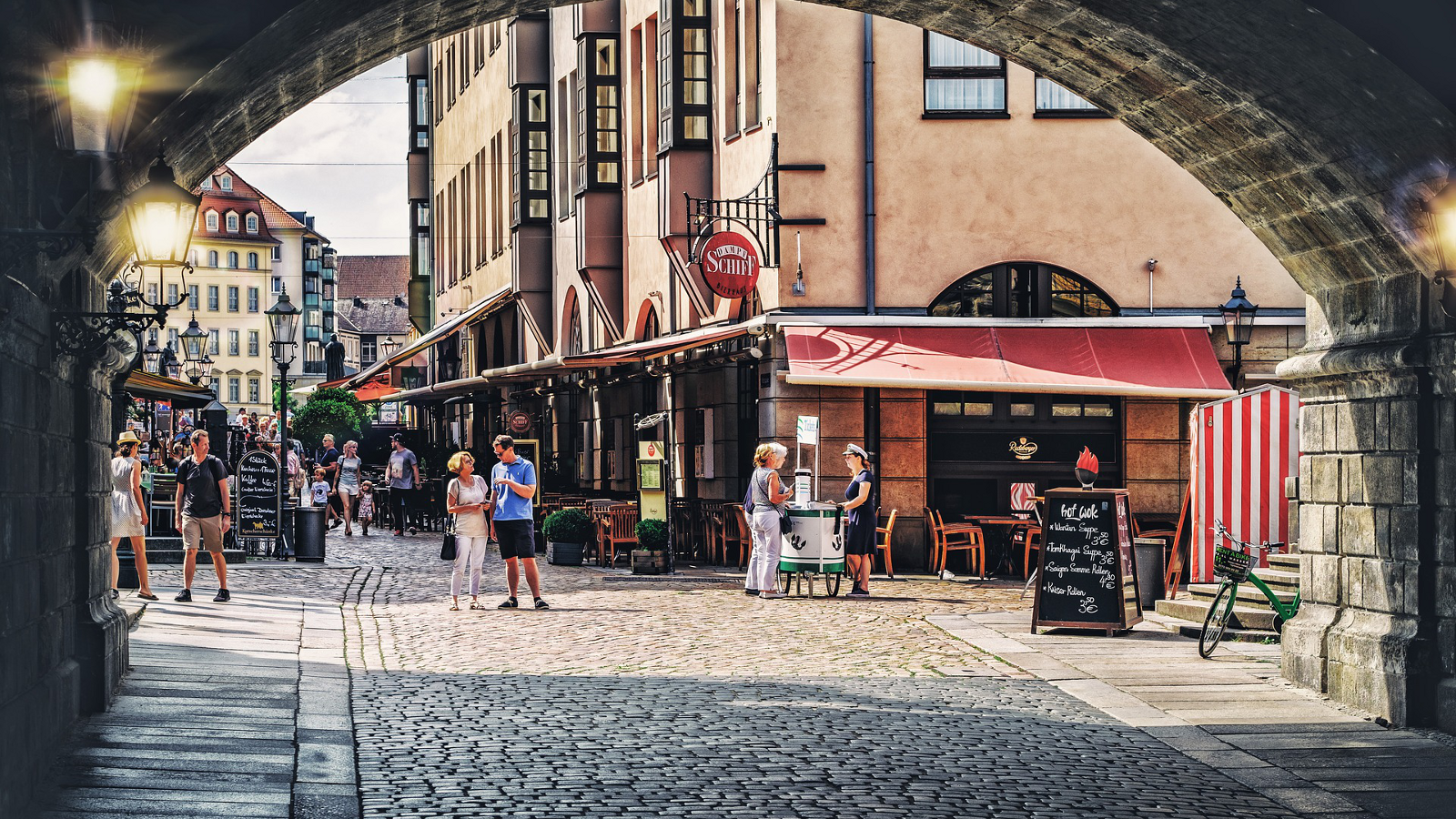 Gesellige Menschen in Innenstadt