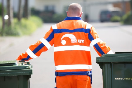 Mitarbeiter der AVR bei der Tonnenleerung