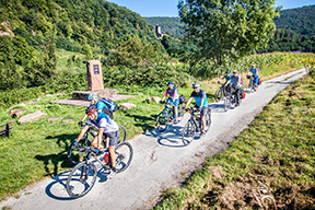 Radgruppe auf einem Radweg