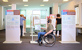 Ausstellungstafeln mit Besuchern