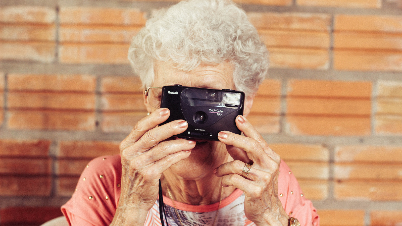 alte Dame mit Fotoapparat