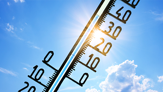 Thermometer vor blauem Sommerhimmel