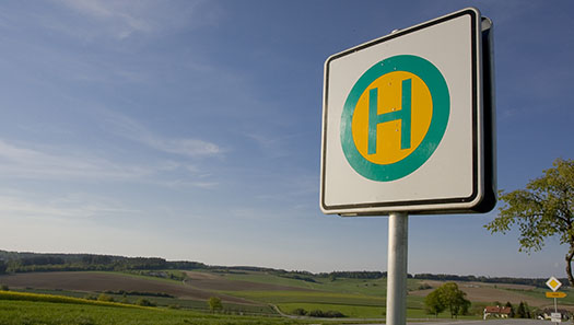 Haltestellen-Schild vor blauem Himmel