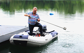 Mitarbeiter des Gesundheitsamts nimmt Wasserprobe