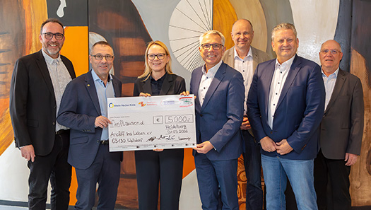 Gruppenbild bei der Scheckübergabe