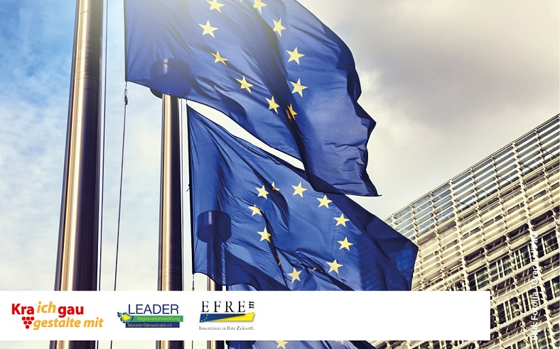 Europa Fahnen an einem Mast.