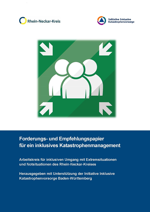 Deckblatt der Broschüre. Im oberen Drittel befindet sich auf weißem Hintergrund mittig das Notfalltreffpiktogramm. Drei grüne Menschen im Quadrat, auf die aus den Ecken jeweils 4 Pfeile zeigen. Oben links befindet sich das Logo des Kreises, oben rechts das Logo der Initiative Inklusive Katastrophenvorsorge. Vor blauem Hintergrund steht im unteren Drittel: Forderungs- und Empfehlungspapier für inklusiven Katastrophenschutz